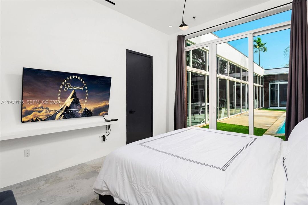 合同活跃: $2,699,000 (5 贝兹, 6 浴室, 3742 平方英尺)