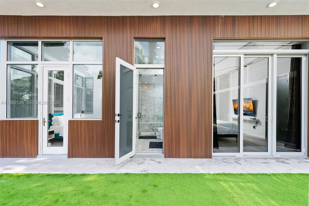 合同活跃: $2,699,000 (5 贝兹, 6 浴室, 3742 平方英尺)