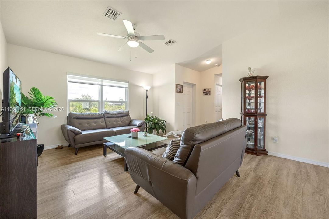 Vendido Recientemente: $269,000 (3 camas, 2 baños, 1204 Pies cuadrados)