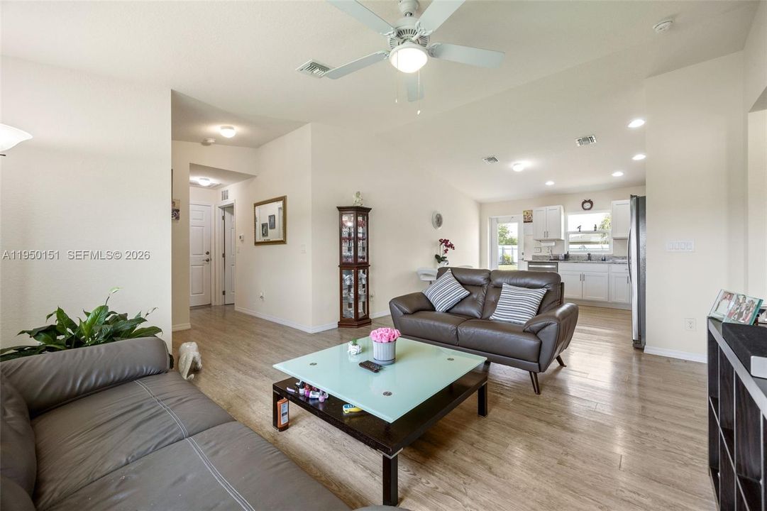 Vendido Recientemente: $269,000 (3 camas, 2 baños, 1204 Pies cuadrados)