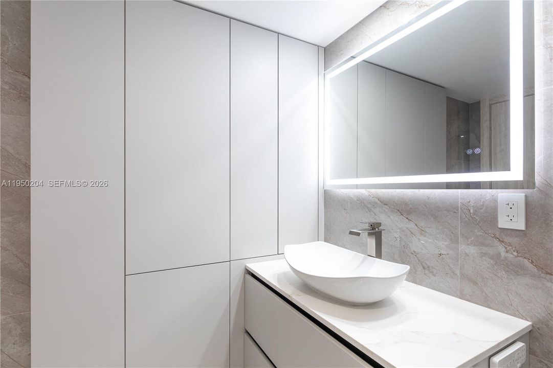 En Venta: $699,000 (2 camas, 2 baños, 1070 Pies cuadrados)
