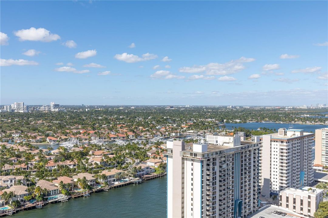 En Venta: $699,000 (2 camas, 2 baños, 1070 Pies cuadrados)