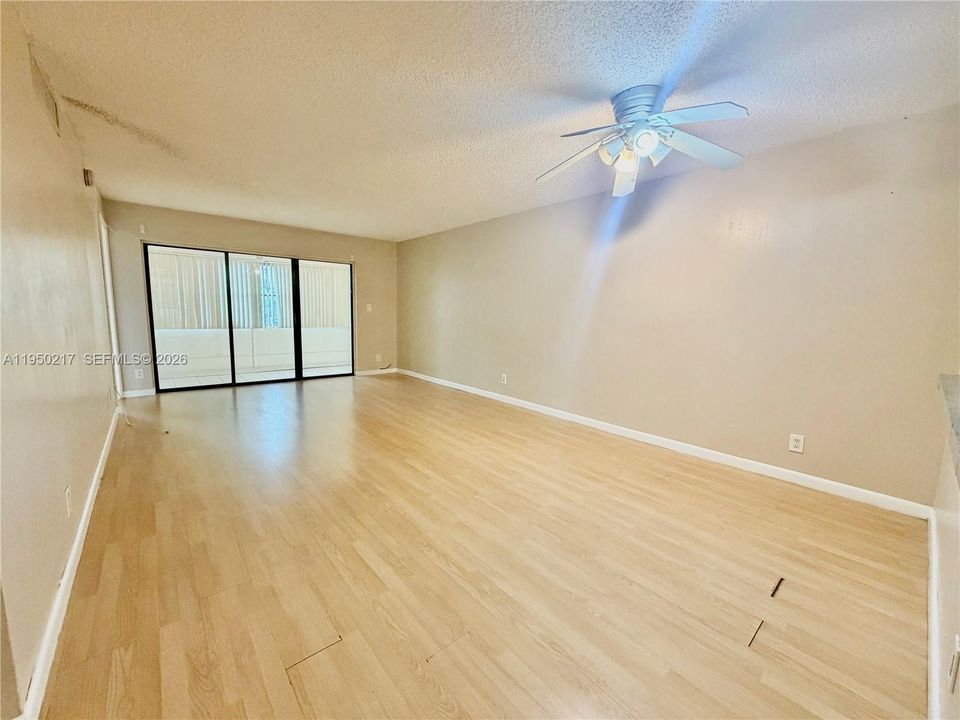 На продажу: $179,900 (2 спален, 2 ванн, 1000 Квадратных фут)