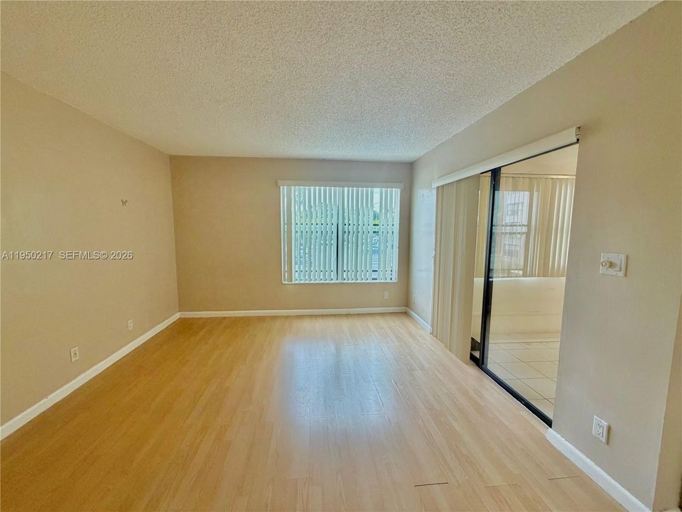 На продажу: $179,900 (2 спален, 2 ванн, 1000 Квадратных фут)