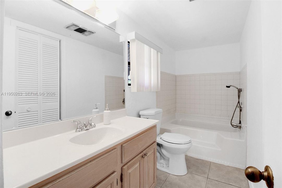 Activo con contrato: $255,000 (3 camas, 2 baños, 1170 Pies cuadrados)