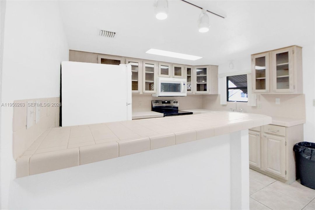 Activo con contrato: $255,000 (3 camas, 2 baños, 1170 Pies cuadrados)