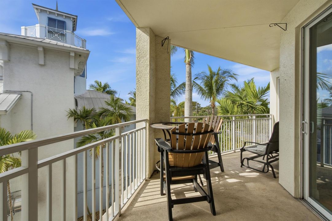 975_NW_Flagler_Ave_307_027