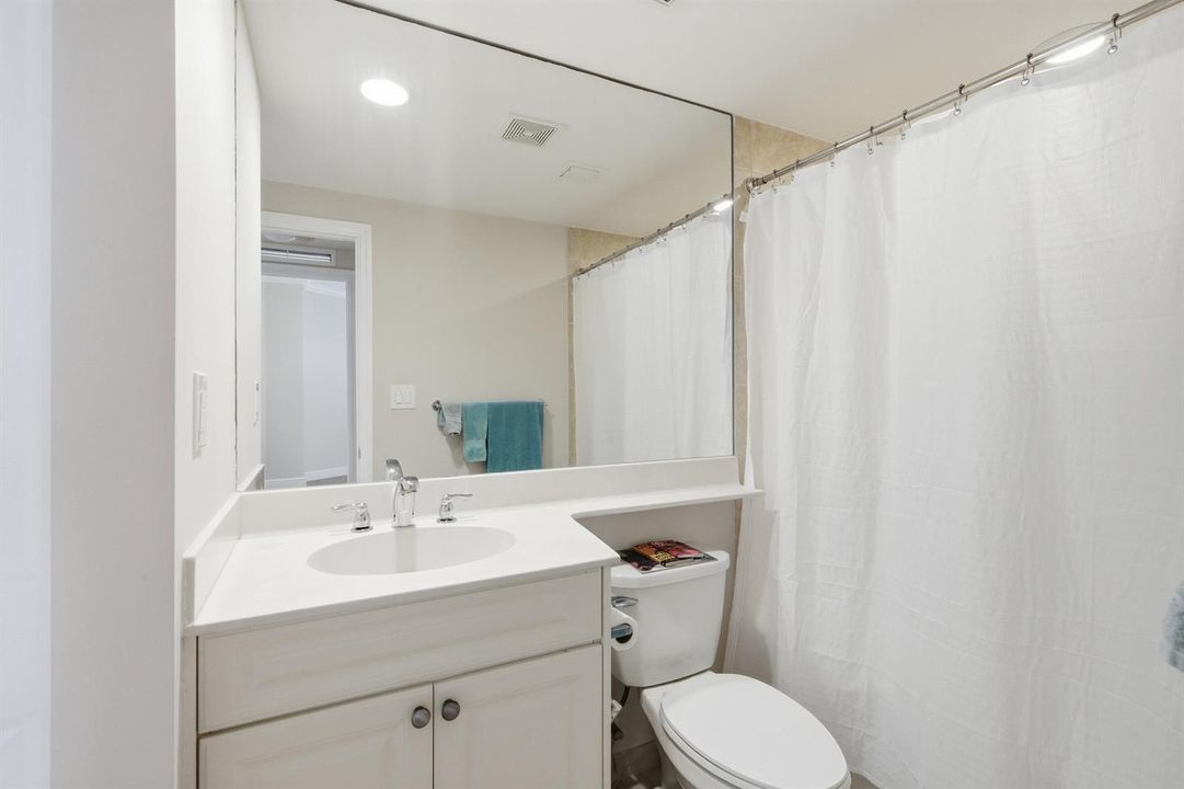 975_NW_Flagler_Ave_307_024