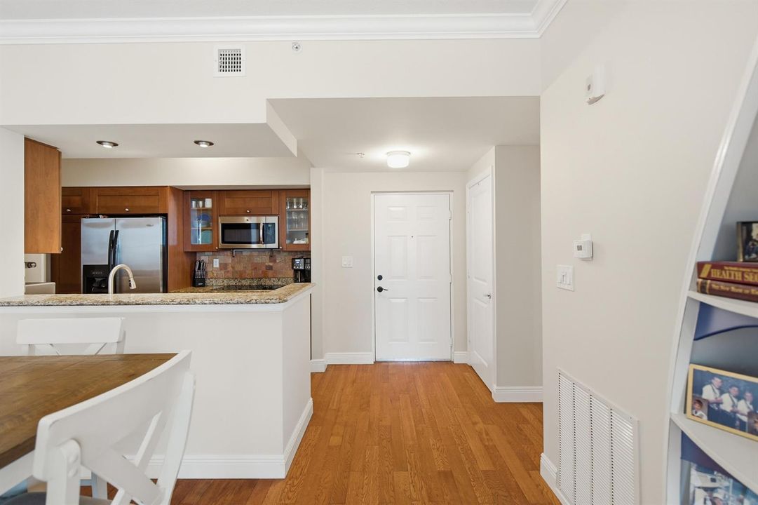975_NW_Flagler_Ave_307_007