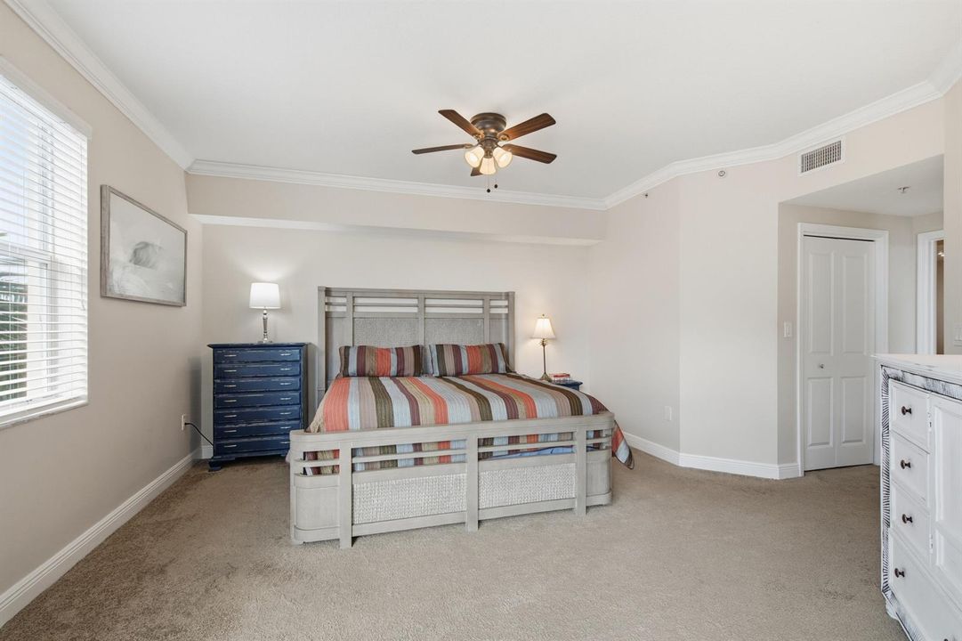 975_NW_Flagler_Ave_307_018