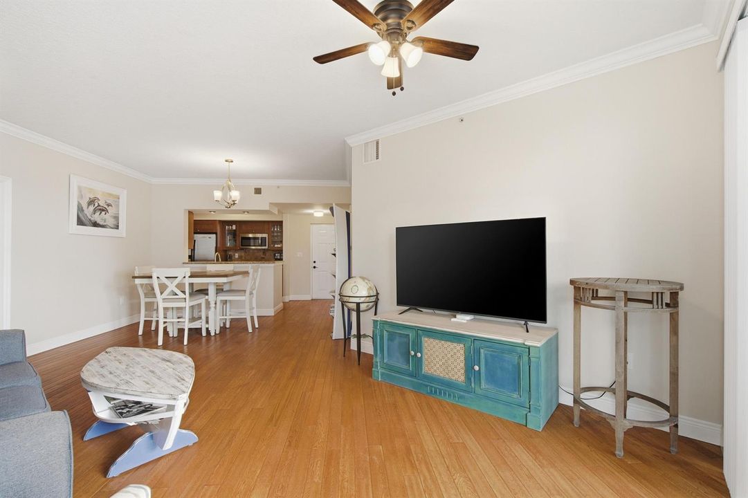 975_NW_Flagler_Ave_307_015