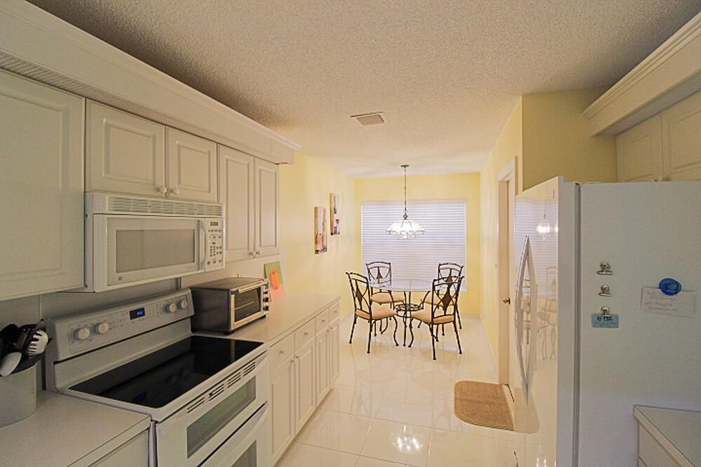 886 WINDERMERE KITCHEN TABLE