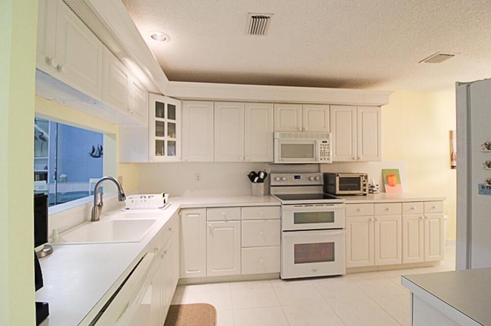 886 WINDERMERE KITCHEN ENTRY