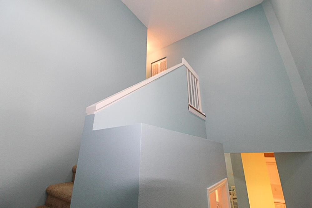 886 WINDERMERE UPSTAIRS