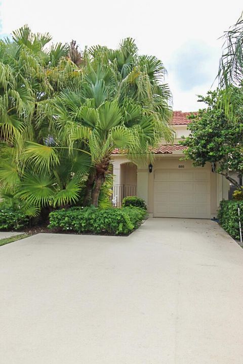 886 WINDERMERE DRIVEWAY