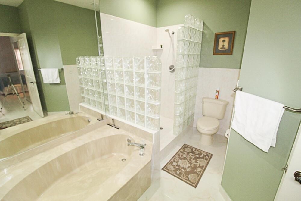 886 WINDERMERE MASTER BATH TUB