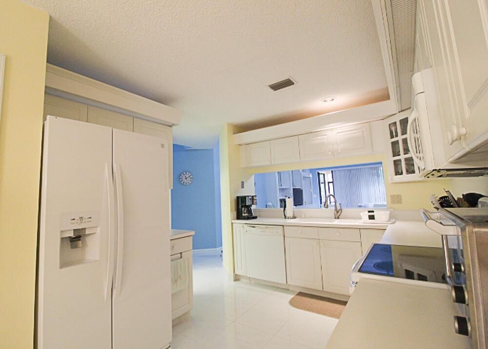 886 WINDERMERE KITCHEN VIEW