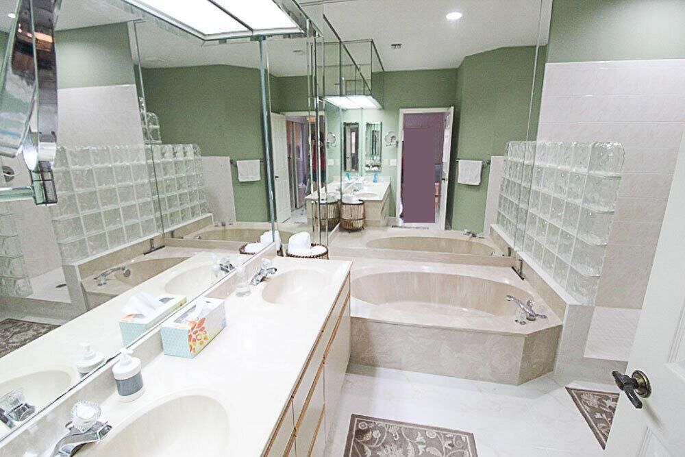 886 WINDERMERE MASTER BATH