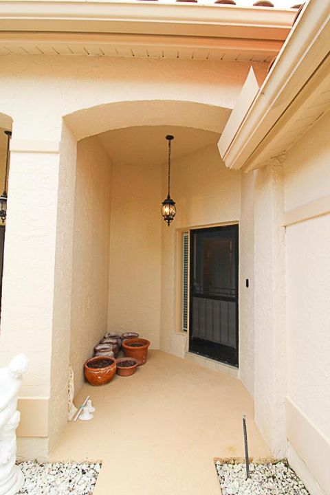 886 WINDERMERE FRONT ENTRY