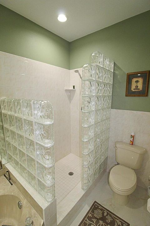 886 WINDERMERE MASTER BATH SHOWER
