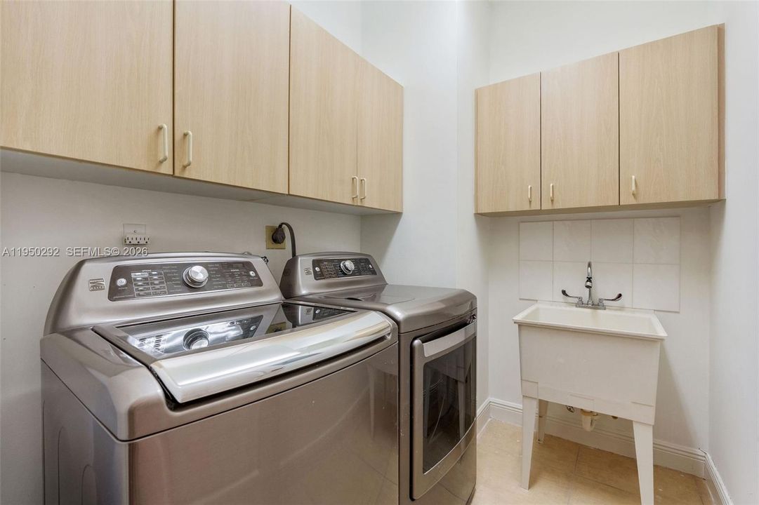 Active With Contract: $10,000 (4 beds, 4 baths, 3422 Square Feet)