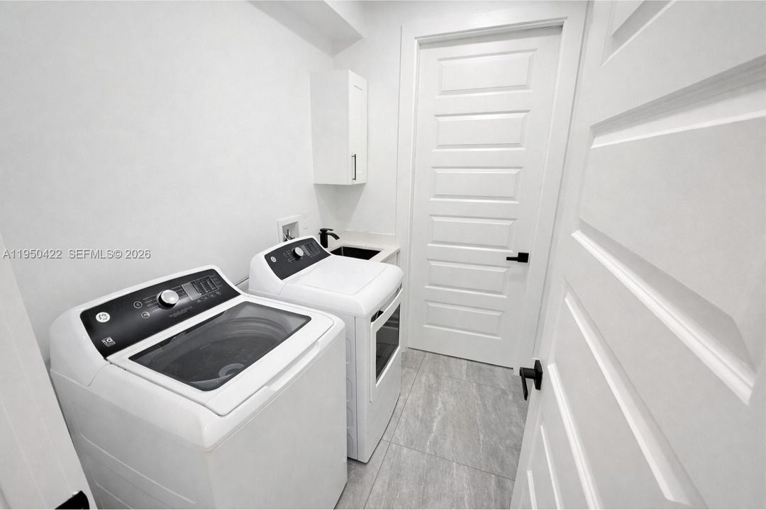 Active With Contract: $299,900 (3 beds, 2 baths, 1384 Square Feet)