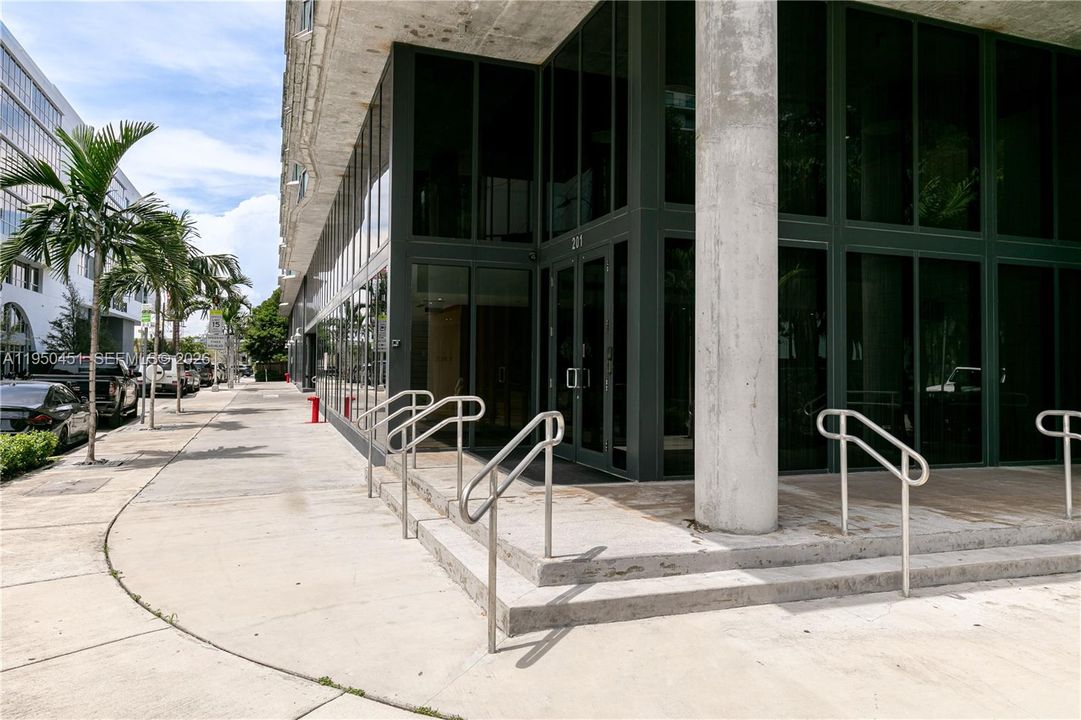 For Sale: $349,000 (1 beds, 1 baths, 714 Square Feet)