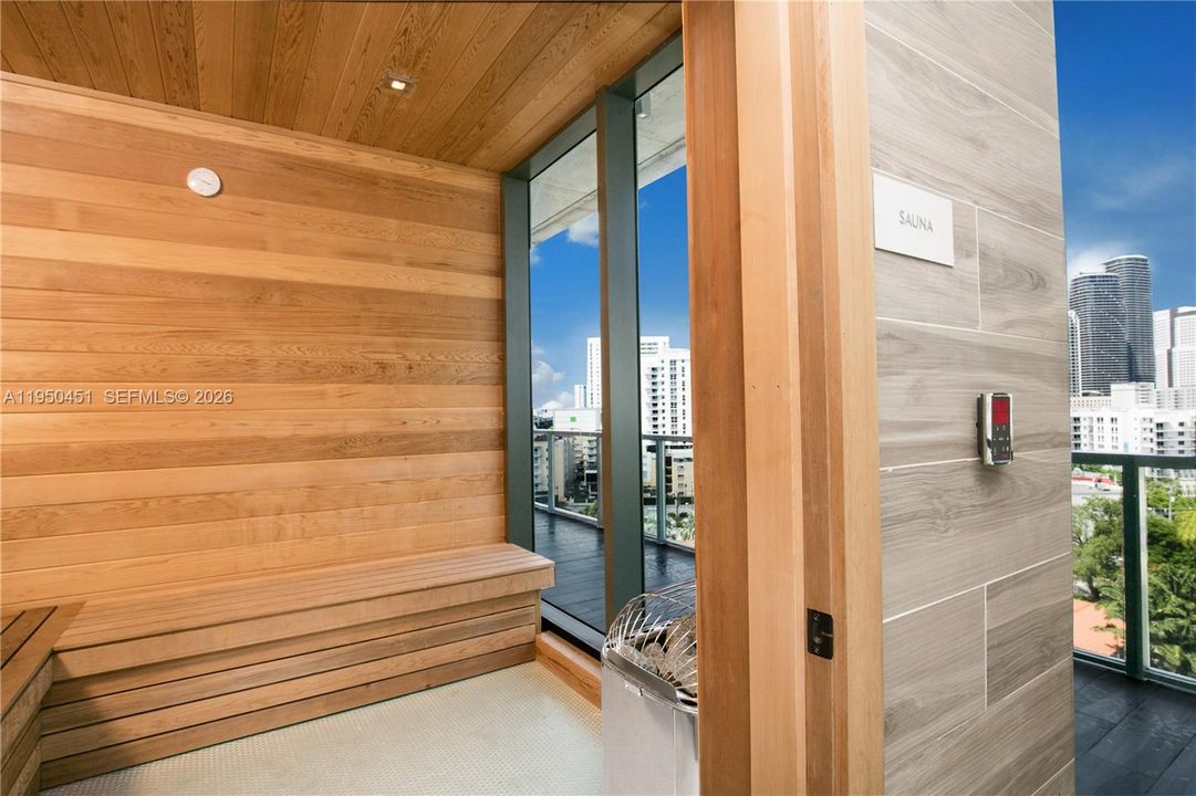 For Sale: $349,000 (1 beds, 1 baths, 714 Square Feet)