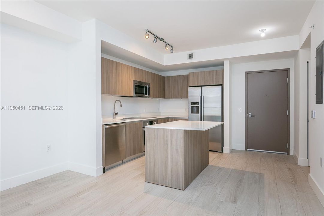 For Sale: $349,000 (1 beds, 1 baths, 714 Square Feet)