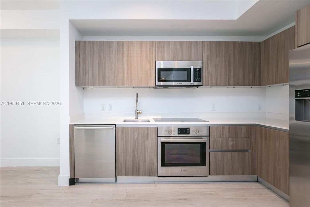 For Sale: $349,000 (1 beds, 1 baths, 714 Square Feet)