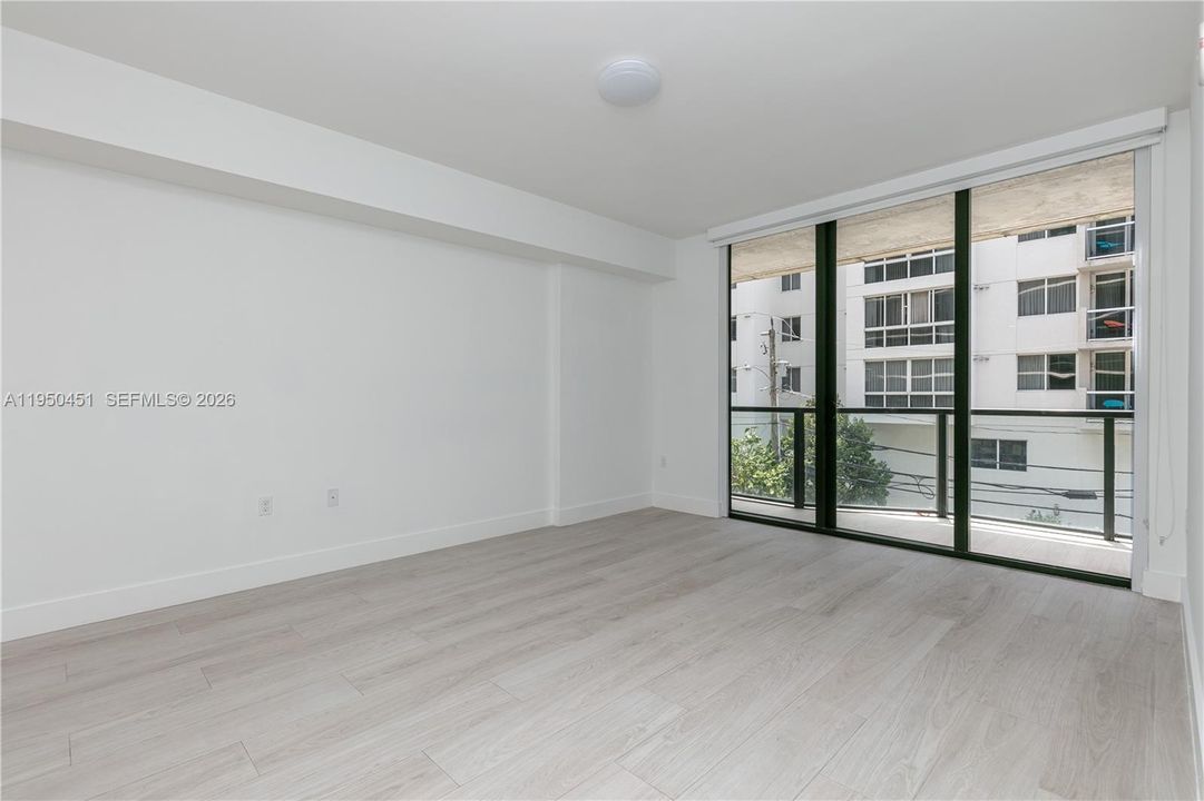 For Sale: $349,000 (1 beds, 1 baths, 714 Square Feet)