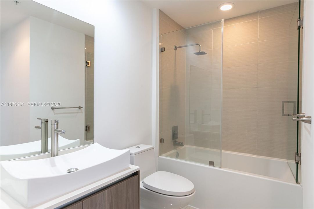 For Sale: $349,000 (1 beds, 1 baths, 714 Square Feet)
