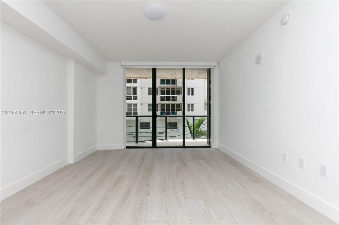 For Sale: $349,000 (1 beds, 1 baths, 714 Square Feet)