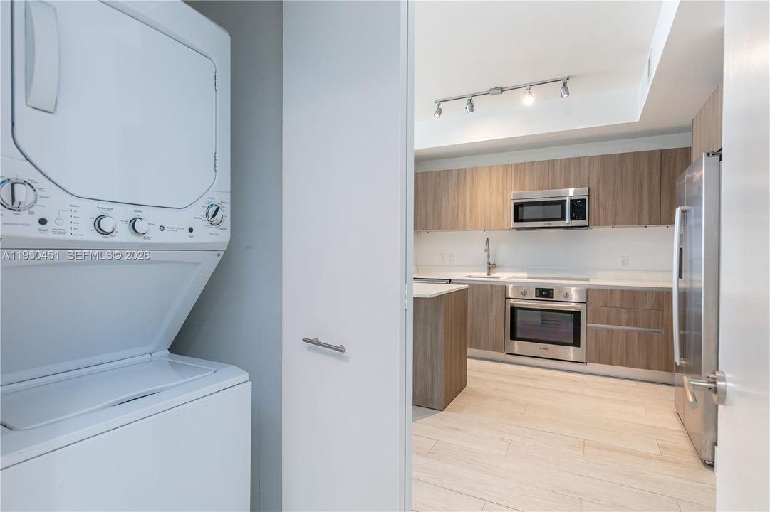 For Sale: $349,000 (1 beds, 1 baths, 714 Square Feet)