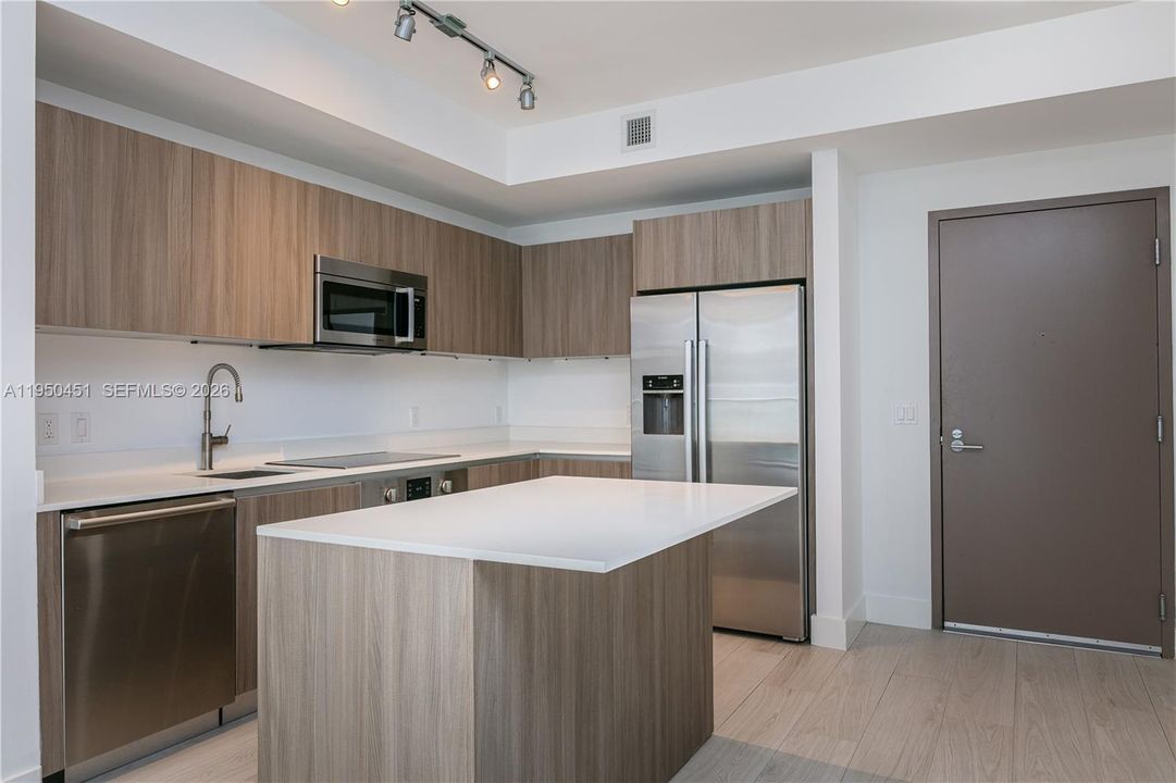 For Sale: $349,000 (1 beds, 1 baths, 714 Square Feet)