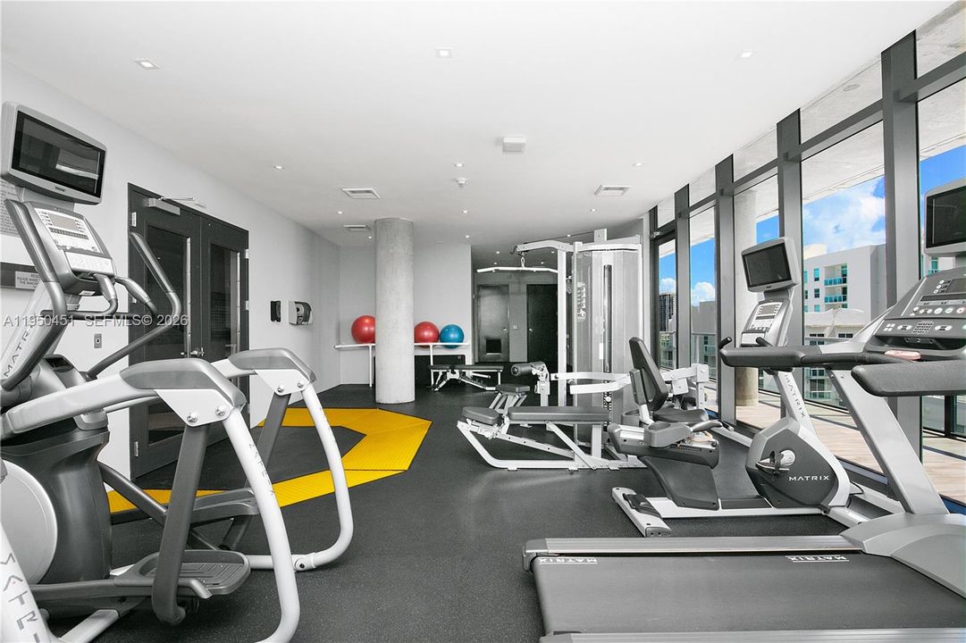 For Sale: $349,000 (1 beds, 1 baths, 714 Square Feet)