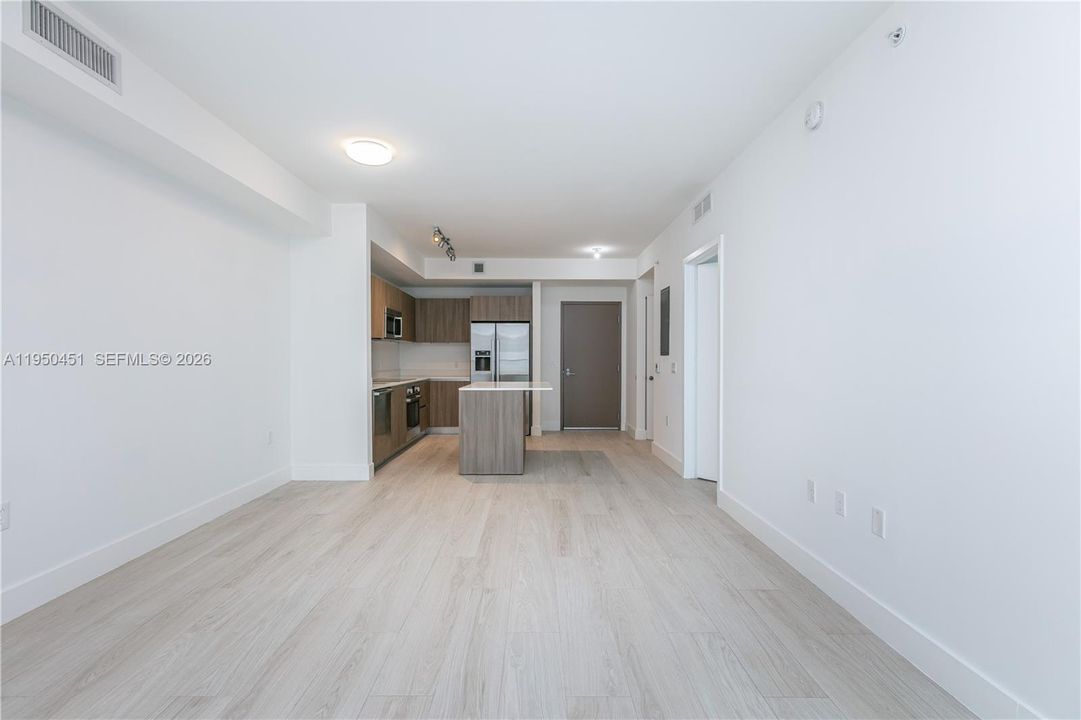 For Sale: $349,000 (1 beds, 1 baths, 714 Square Feet)