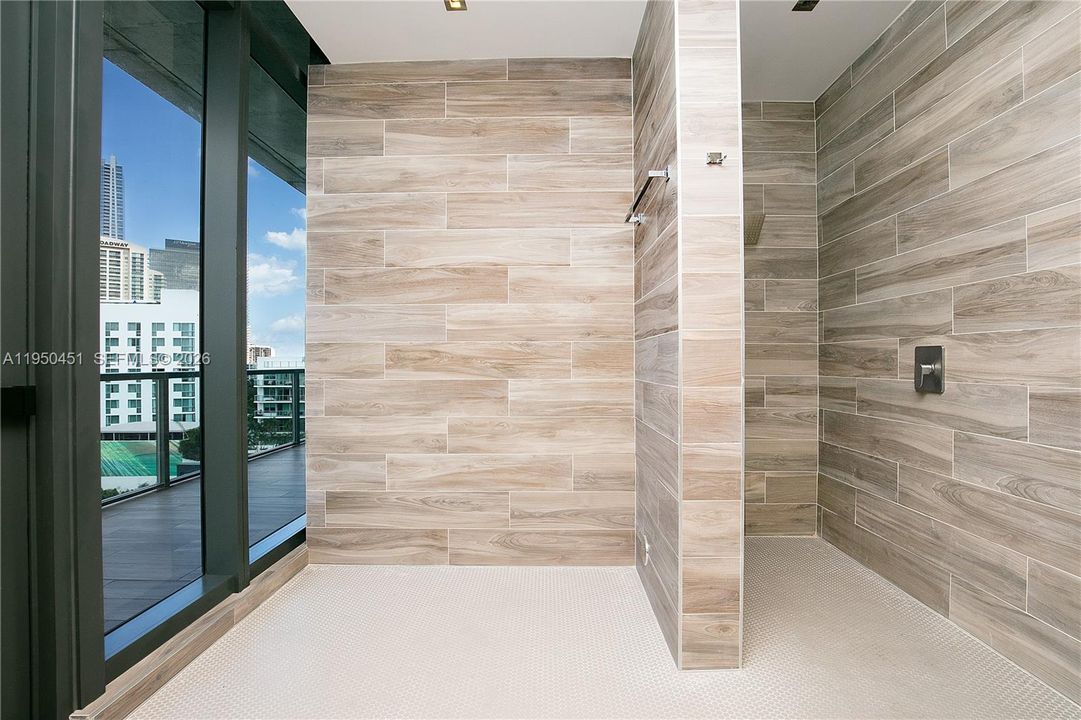 For Sale: $349,000 (1 beds, 1 baths, 714 Square Feet)