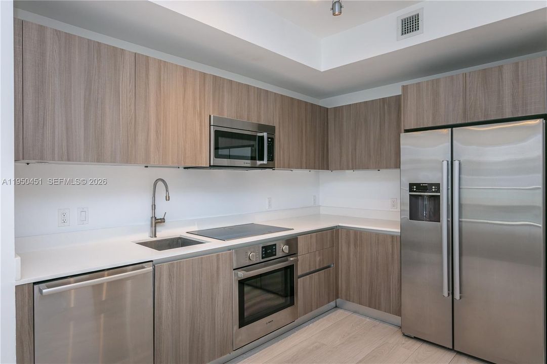 For Sale: $349,000 (1 beds, 1 baths, 714 Square Feet)
