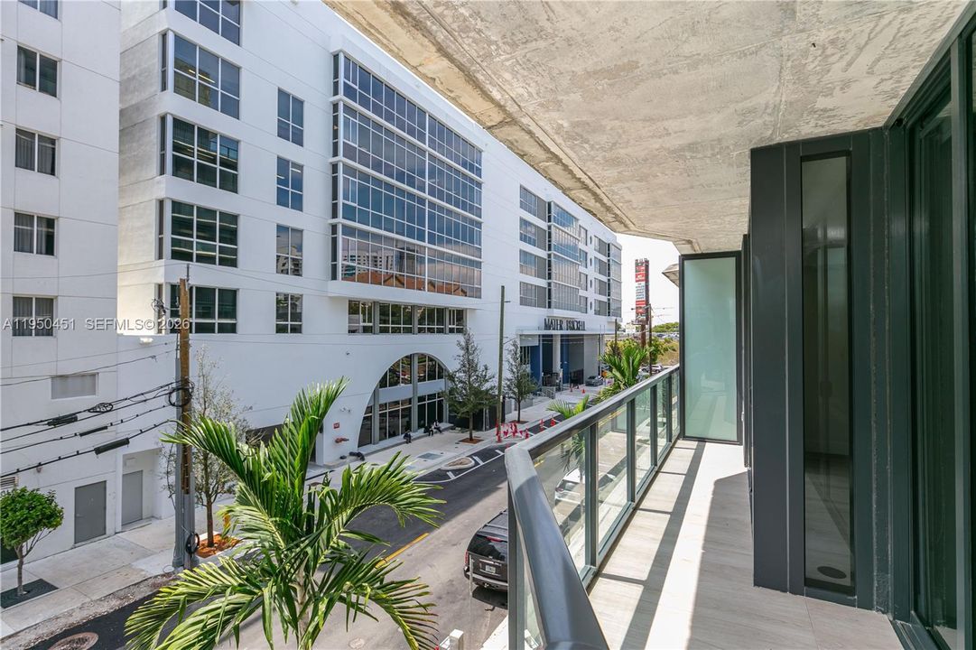 For Sale: $349,000 (1 beds, 1 baths, 714 Square Feet)