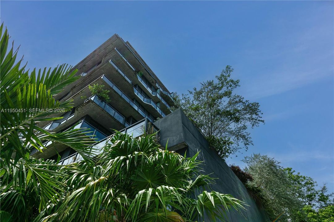 For Sale: $349,000 (1 beds, 1 baths, 714 Square Feet)