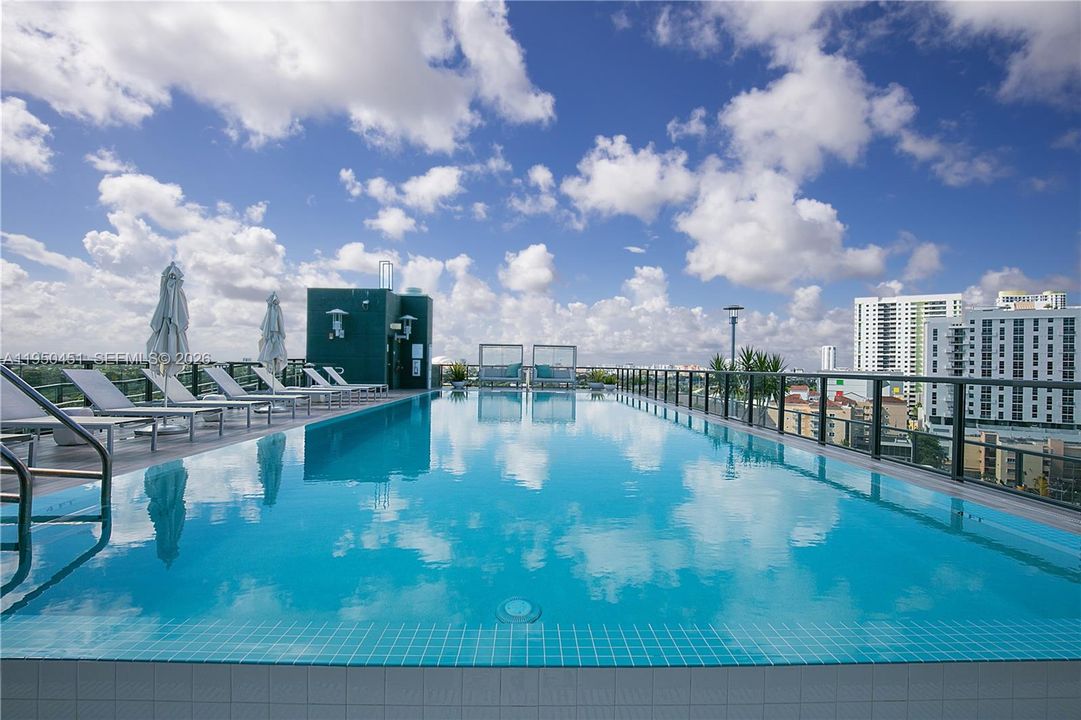 For Sale: $349,000 (1 beds, 1 baths, 714 Square Feet)