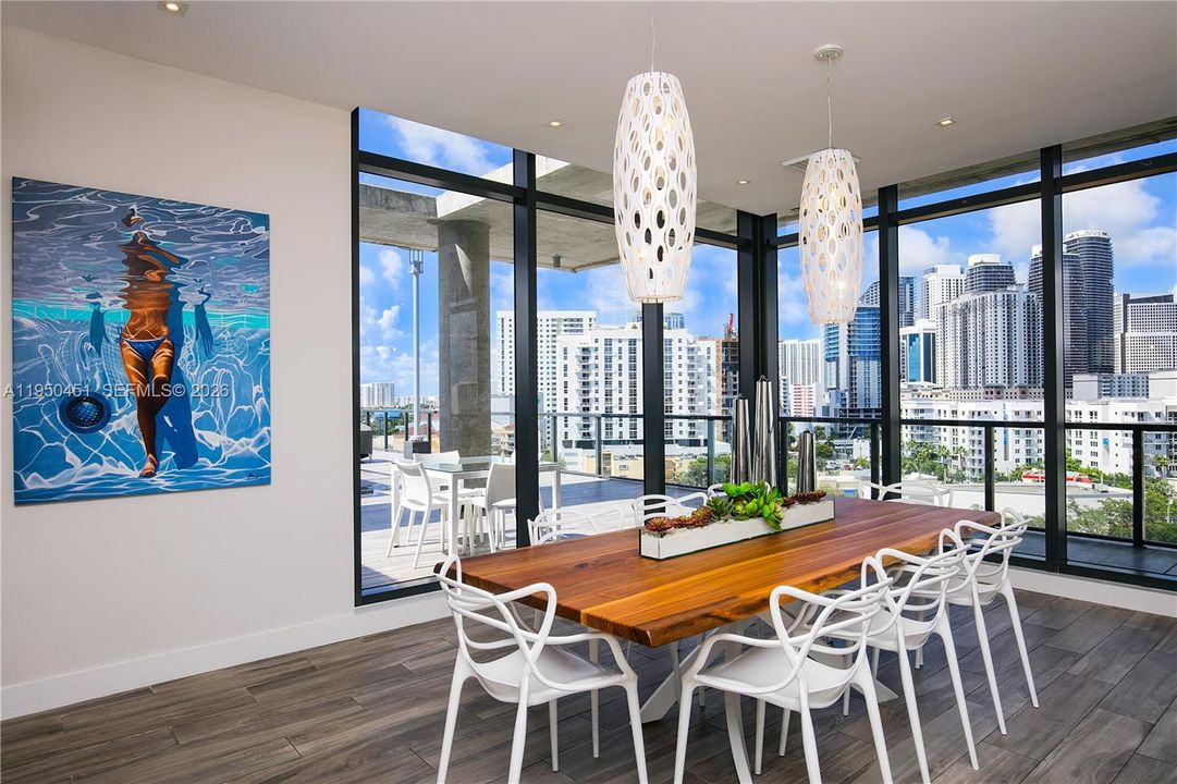 For Sale: $349,000 (1 beds, 1 baths, 714 Square Feet)