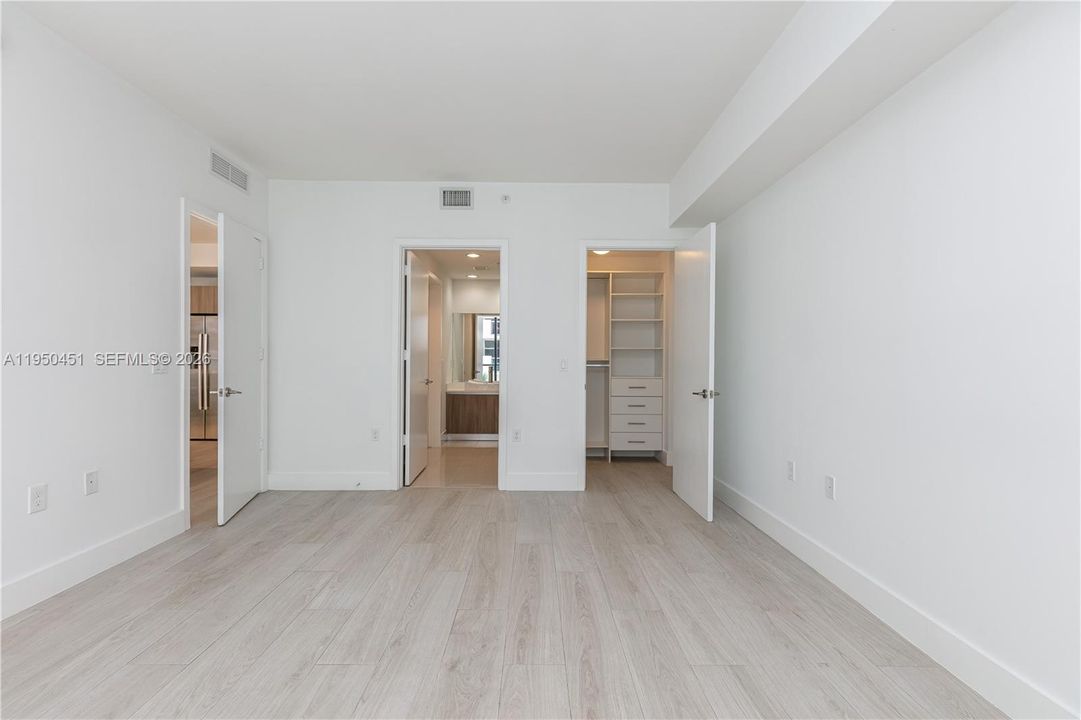 For Sale: $349,000 (1 beds, 1 baths, 714 Square Feet)