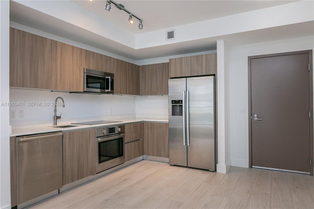 For Sale: $349,000 (1 beds, 1 baths, 714 Square Feet)