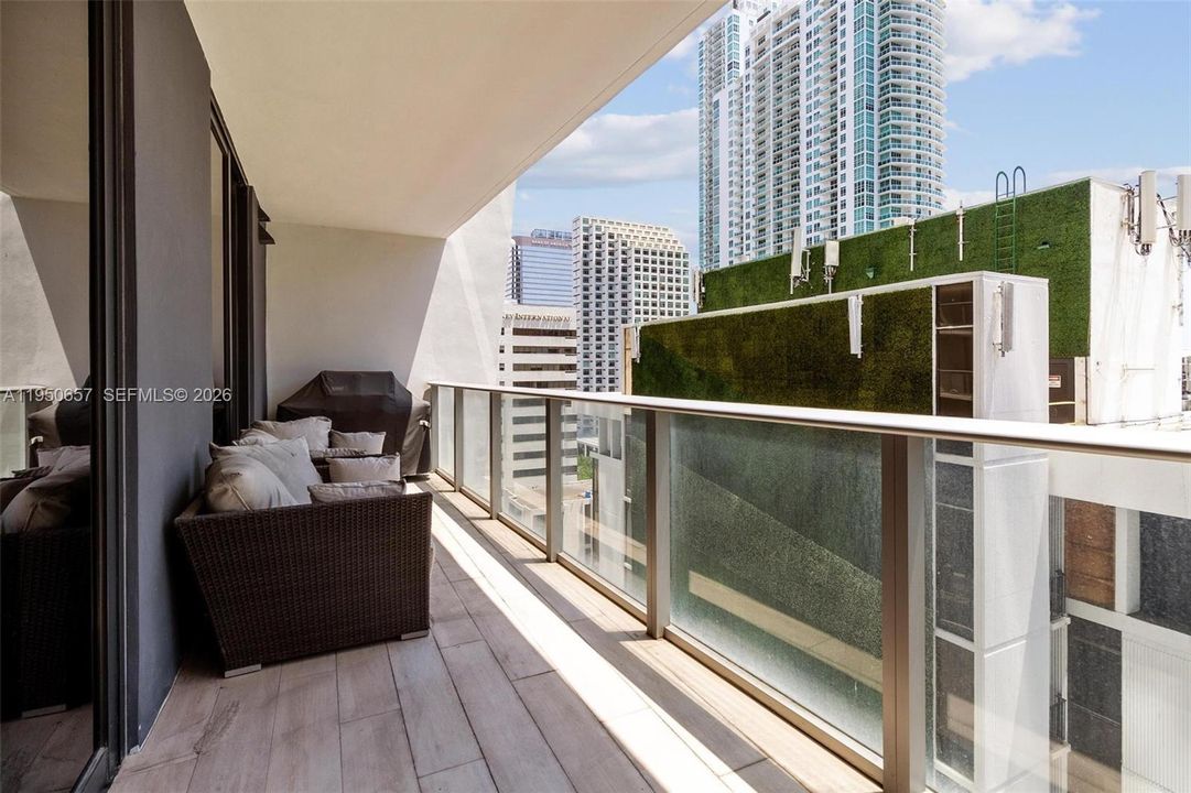For Sale: $940,000 (2 beds, 3 baths, 1325 Square Feet)
