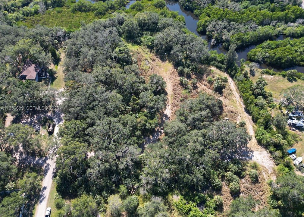 На продажу: $1,300,000 (4.68 acres)