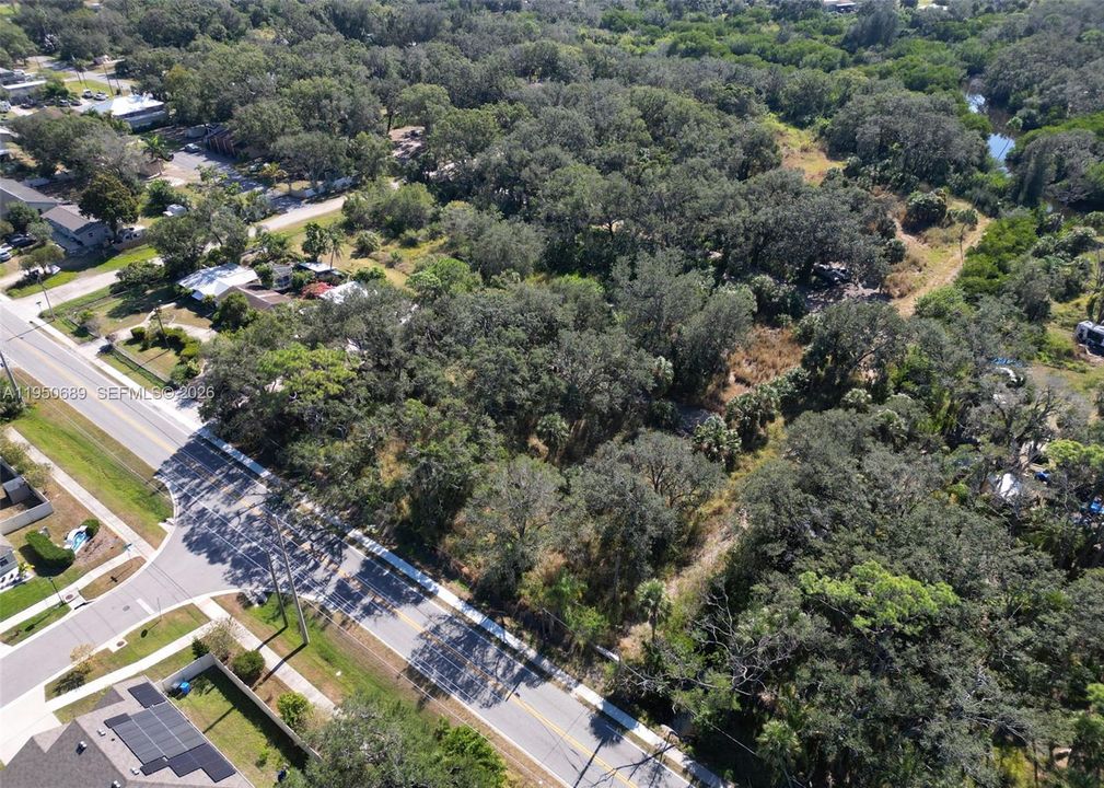 На продажу: $1,300,000 (4.68 acres)