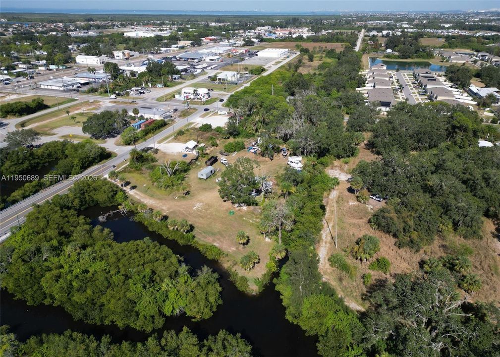 На продажу: $1,300,000 (4.68 acres)