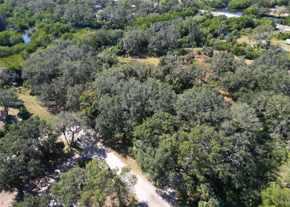 На продажу: $1,300,000 (4.68 acres)